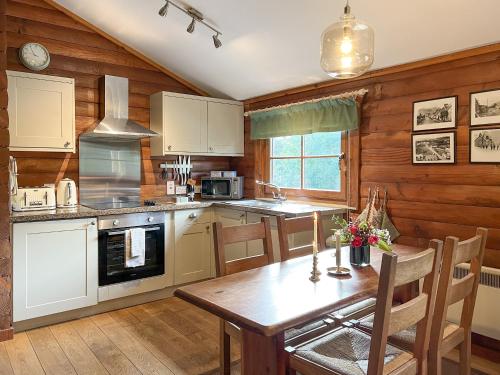 牛顿莫尔松鼠景观乡村别墅的厨房设有木墙和木桌