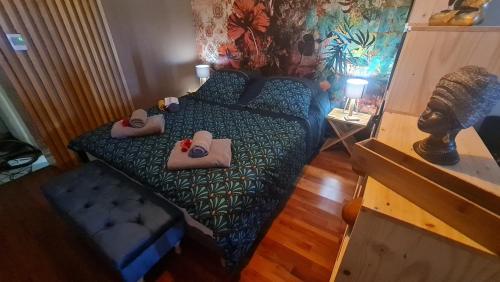 圣安尼Appartement Bilimbi Guadeloupe entre Sainte-Anne et Saint-François的一间卧室配有带毛巾的床