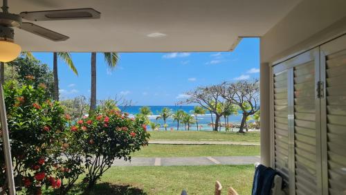 圣安尼Appartement Bilimbi Guadeloupe entre Sainte-Anne et Saint-François的享有海景。