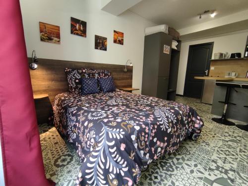 沙布利Chablis hyper Centre的配有一张床和一张书桌的酒店客房