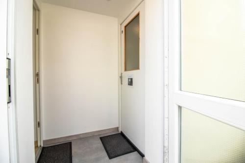 蒙贝利亚尔Studio, Parking, Près université的走廊上设有门和窗户