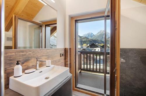 博尔米奥Olympic Chalet的一间带水槽的浴室和一个美景窗户