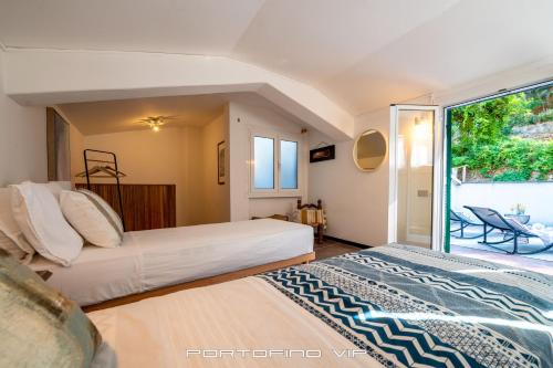 波托菲诺Casa Cristina by PortofinoVip的带窗户的客房内的两张床