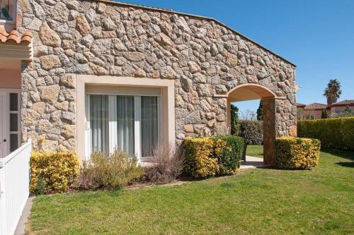 邦蒙特特雷斯诺维斯Naturaleza, Playa, Montaña, Golf的庭院中一座带窗户的石头建筑