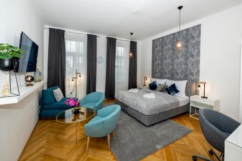 维也纳Delightful 1 bedroom near Schönbrunn and Westbahnhof with big porch的客厅配有床和蓝色椅子