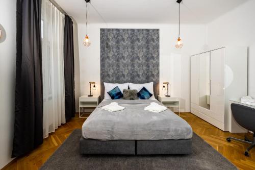 维也纳Delightful 1 bedroom near Schönbrunn and Westbahnhof with big porch的一间卧室配有一张带蓝色枕头的大床