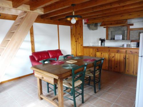 Mazet-Saint-VoyLa ch'tiote meizou的厨房以及带木桌和椅子的用餐室。