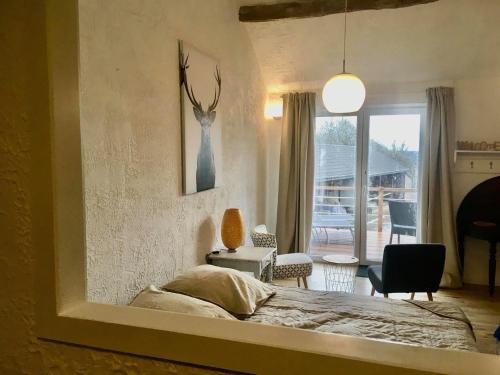 杜柏菲尔姆德比农家乐的卧室配有一张床铺,墙上挂着鹿的照片