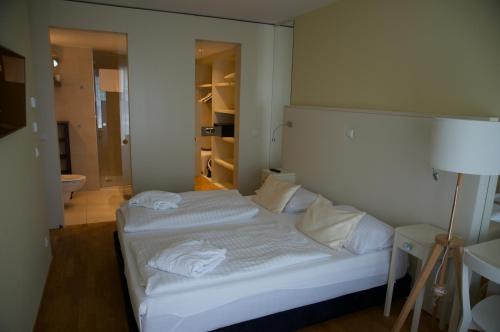 佩特坎内Nikola Luxury Apartments Senia的卧室配有两张白色的床。