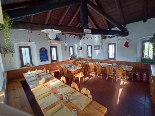 布伦托尼科Rifugio Baita Fos-Ce的享有带桌椅的餐厅的顶部景致