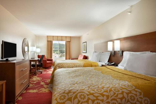 Days Inn & Suites by Wyndham Caldwell客房内的一张或多张床位