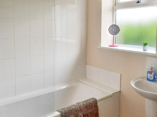 GoxhillCowslip Cottage- W43122的带浴缸和盥洗盆的浴室