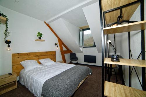 AccousLe Permayou的一间卧室配有一张床和一张高架床