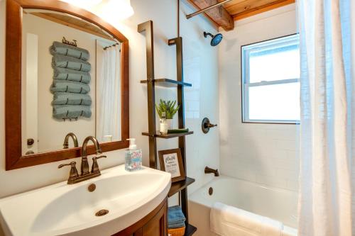 Cozy Tuftonboro Home with Deck - Walk to Beaches!的一间带水槽、浴缸和卫生间的浴室