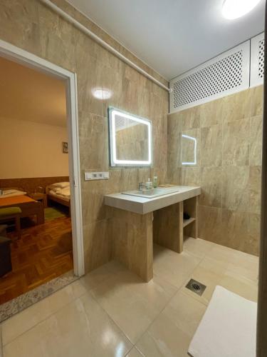 德布勒森欧罗盘兹奥酒店的一间带水槽和镜子的浴室