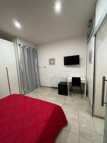 乌贾诺拉基耶萨B&B Quintadecima的一间卧室配有红色的床和一张书桌