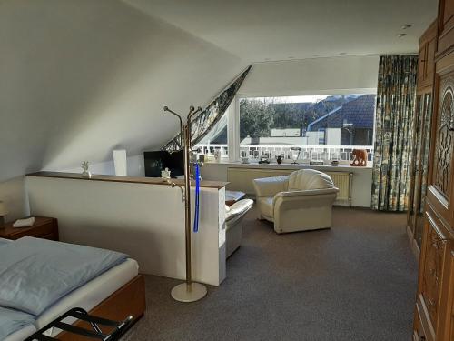 巴德茨维什安嘉里拉美酒店的一间卧室配有一张床、一张桌子和一把椅子