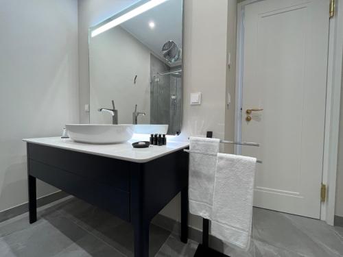 德累斯顿Luxury Home / 2-Raum-Apartment an der Frauenkirche的一间带水槽和大镜子的浴室