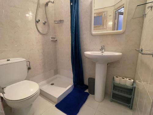 滨海托萨P&R hostals Can Tort的浴室配有卫生间、盥洗盆和淋浴。