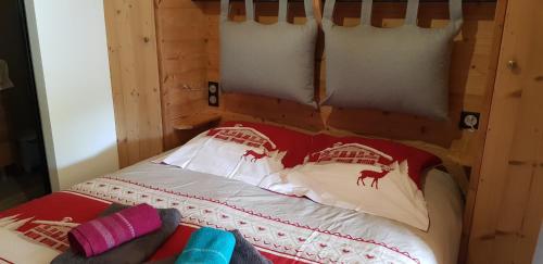 大博尔南Studio pour petite famille的一间卧室配有一张带两个鹿枕头的床