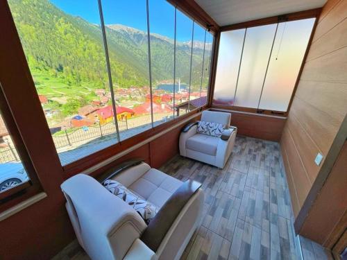 ÇaykaraHelen Suit的客房设有两张沙发和一个大窗户