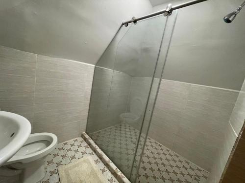 卡塔赫纳Cabaña Yalis SAS的带淋浴和卫生间的浴室