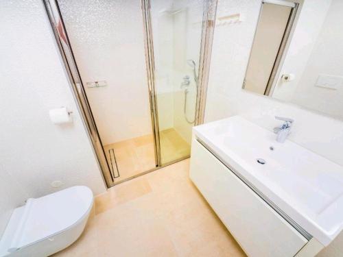 奥米沙利Adriatico的浴室配有卫生间、盥洗盆和淋浴。