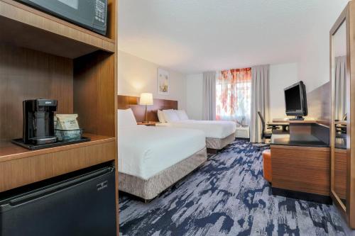 休斯顿休斯顿威斯切斯费尔菲尔德套房客栈的酒店客房设有两张床和电视。