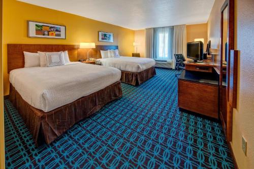奥兰多万豪奥兰多环球影城费尔菲尔德套房酒店的酒店客房设有两张床和电视。