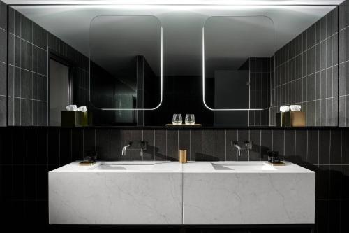 堪培拉Midnight Hotel, Autograph Collection的浴室设有2个水槽和镜子