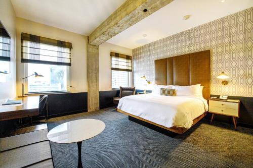 巴吞鲁日巴吞鲁日沃特马克酒店，傲途格精选酒店的配有一张床和一张书桌的酒店客房