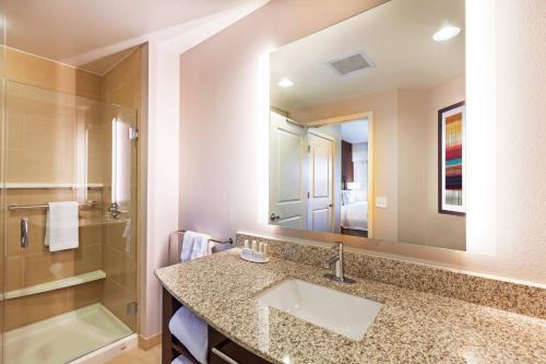 奥斯汀Residence Inn by Marriott Austin Northwest/The Domain Area的一间带水槽、淋浴和镜子的浴室