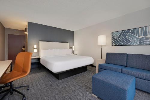 印第安纳波利斯Courtyard by Marriott Indianapolis South的酒店客房,配有床和沙发