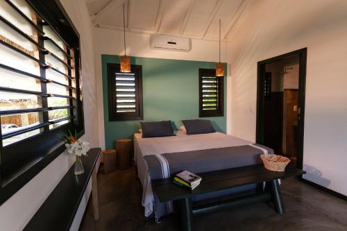 福廷Hotel & Restaurante VilaVeraTheresa的卧室配有床、桌子和窗户。