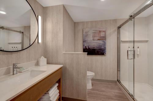 明尼阿波利斯Fairfield by Marriott Inn & Suites Minneapolis Downtown的一间带水槽、卫生间和镜子的浴室