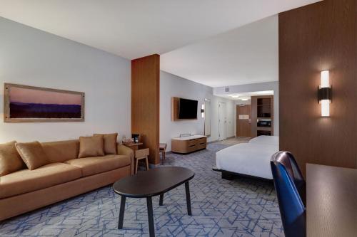 明尼阿波利斯Fairfield by Marriott Inn & Suites Minneapolis Downtown的酒店客房设有一张沙发和一张床
