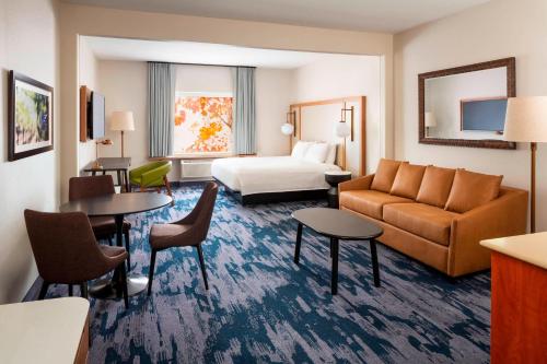 纳帕美国峡谷纳帕万豪费尔菲尔德套房酒店的酒店客房,配有沙发、床和桌子