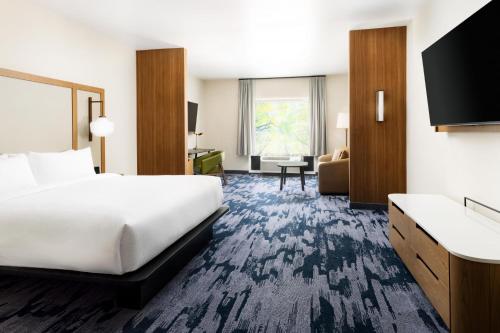 奥克赫斯特Fairfield Inn & Suites by Marriott Oakhurst Yosemite的酒店客房,配有床和电视