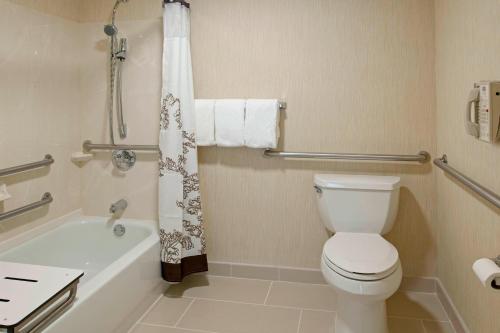 韦恩堡韦恩堡西南原住客栈酒店的浴室设有卫生间、浴缸和淋浴帘。