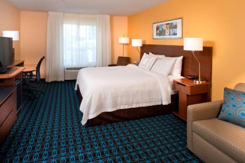 威斯敏斯特丹佛/威斯敏斯特万豪费尔菲尔德客栈的酒店客房配有床、沙发和电视。