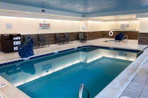 威斯敏斯特丹佛/威斯敏斯特万豪费尔菲尔德客栈的在酒店房间的一个大型游泳池