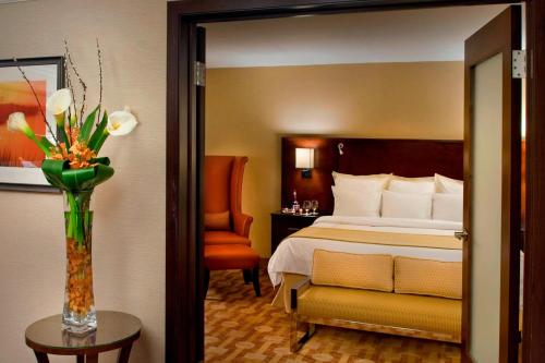 Trumbull特朗布尔谢尔顿万豪酒店的配有一张床和花瓶的酒店客房