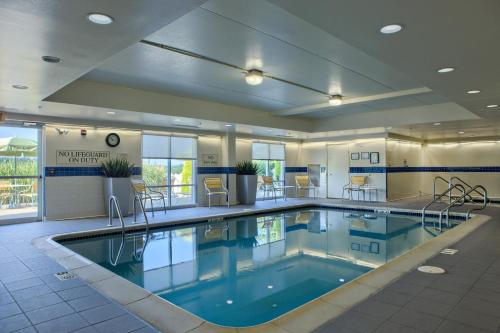 哈里斯堡菲尔德哈里斯堡赫氏酒店的在酒店房间的一个大型游泳池