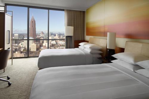 亚特兰大亚特兰大马奎斯万豪酒店的酒店客房设有两张床和大窗户。