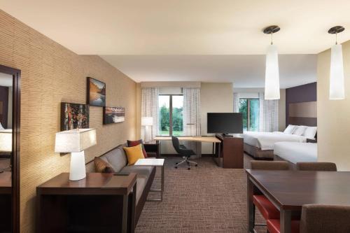 格林维尔Residence Inn By Marriott Greenville的酒店客房设有床和客厅。