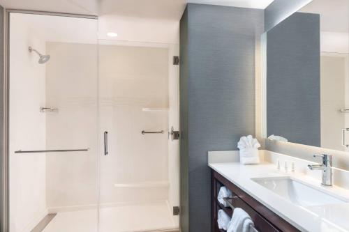 格林维尔Residence Inn By Marriott Greenville的带淋浴和盥洗盆的浴室