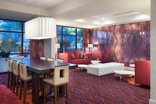 奥兰多万豪三角洲奥兰多酒店 - 布纳维斯塔湖的客厅配有桌子和沙发