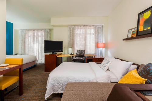 查塔努加查塔努加中心酒店的酒店客房配有两张床和一张书桌