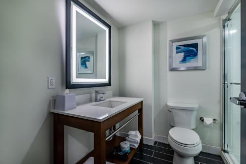 布伦瑞克Four Points by Sheraton Brunswick的一间带水槽、卫生间和镜子的浴室
