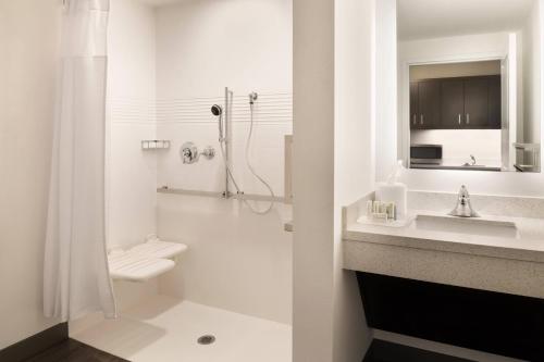迪比克TownePlace Suites by Marriott Dubuque Downtown的浴室配有卫生间、盥洗盆和淋浴。